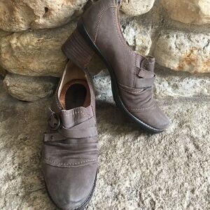 EARTH Waft Stone Gray Nubuck CrissCross Adjustable Buckle 2" Block Heel Shoes W8